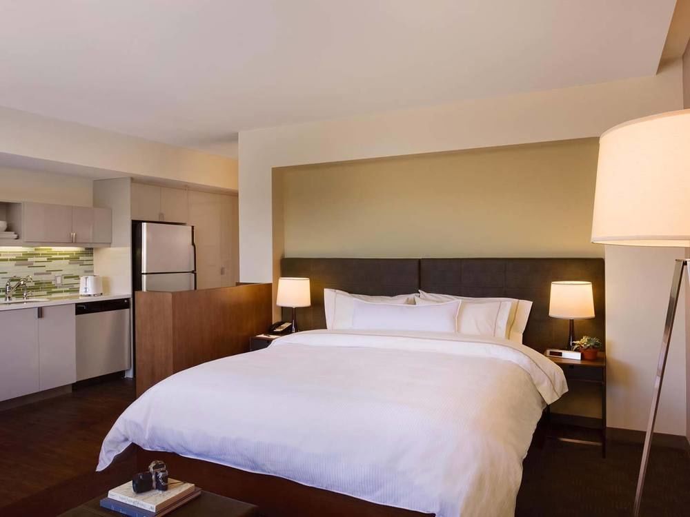 Element Calgary Airport Hotel Екстериор снимка